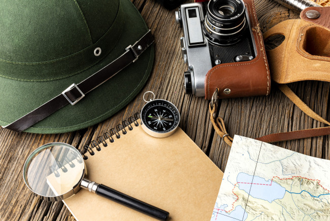 Обои картинки фото разное, глобусы,  карты, шляпа, лупа, компас, блокнот, фотоаппарат, карта