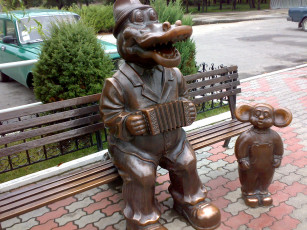 Картинка города памятники скульптуры арт объекты крокодил гармонь чебурашка