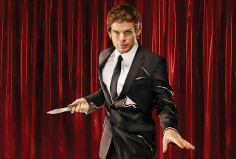 Картинка кино фильмы dexter костюм занавес маньяк декстер нож убийца