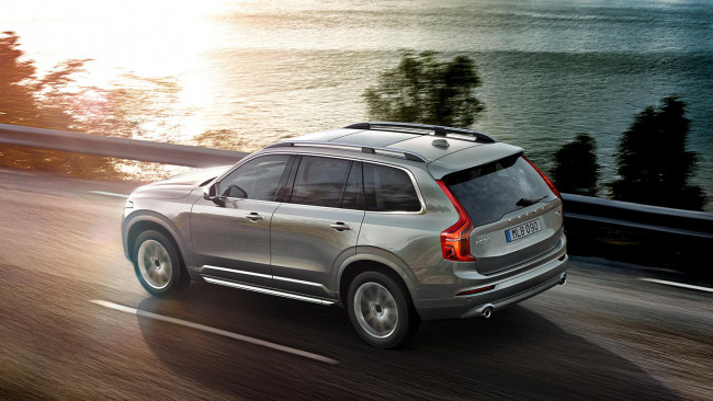 Обои картинки фото автомобили, volvo, трасса, дорога, скорость, джип, серебристый, море, xc90, вольво, шоссе, деревья