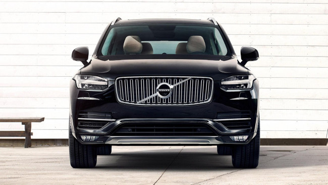 Обои картинки фото автомобили, volvo, xc90, вольво, стена, черный, джип, скамейка, лавка