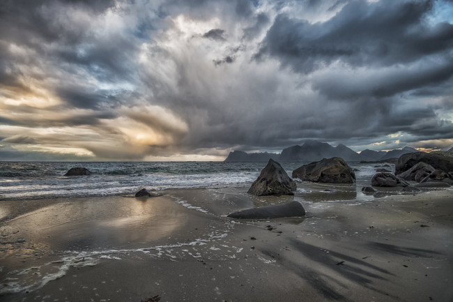 Обои картинки фото природа, побережье, океан, сумрак, тучи, скалы, пляж