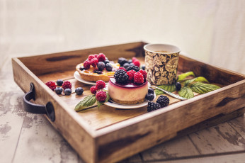 Картинка еда пирожные +кексы +печенье пирожное кофе кружка ягоды поднос