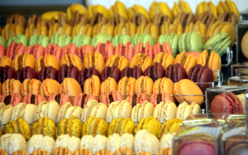 Картинка еда макаруны печенье ассорти много