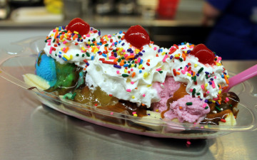 Картинка еда мороженое +десерты сироп вишни посыпка