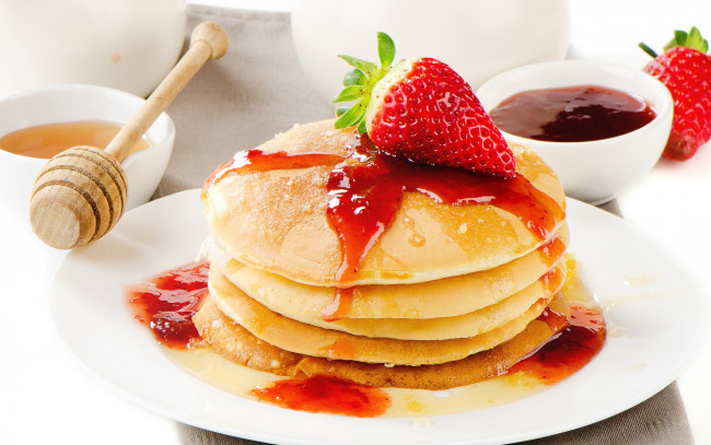 Обои картинки фото еда, блины,  оладьи, клубника, варенье, мед