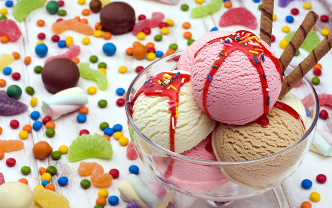 Обои картинки фото еда, мороженое,  десерты, посыпка, шарики, креманка, сироп