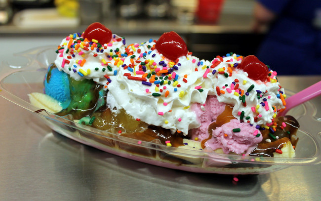 Обои картинки фото еда, мороженое,  десерты, сироп, вишни, посыпка