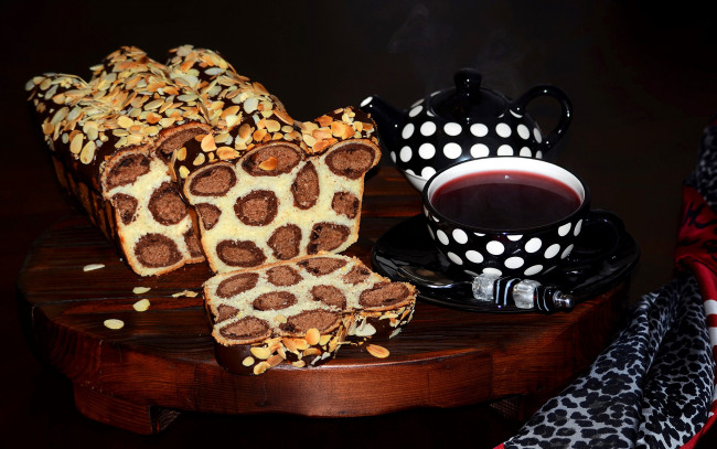 Обои картинки фото еда, пироги, стол, чашка, пирог, миндаль, напиток, заварник