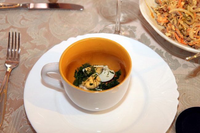 Обои картинки фото еда, первые блюда, бульон, яйцо, зелень
