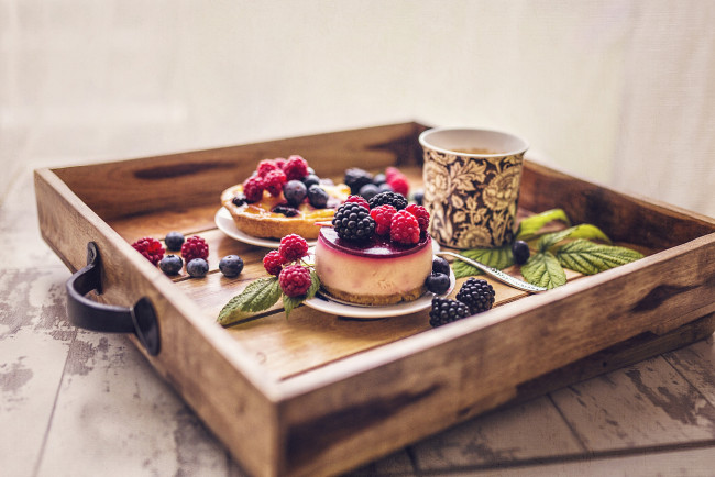 Обои картинки фото еда, пирожные,  кексы,  печенье, пирожное, кофе, кружка, ягоды, поднос