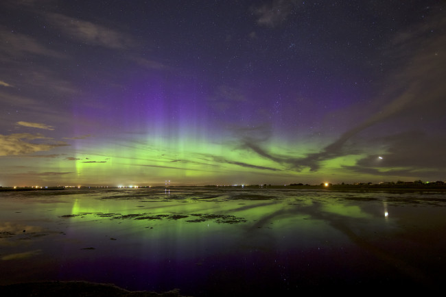 Обои картинки фото природа, северное сияние, отражение, небо, звезды, северное, сияние, вечер