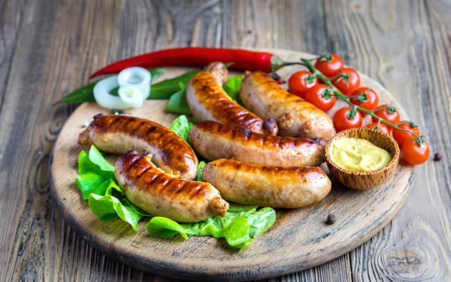 Обои картинки фото еда, колбасные изделия, горчица, колбаски, помидор, перец