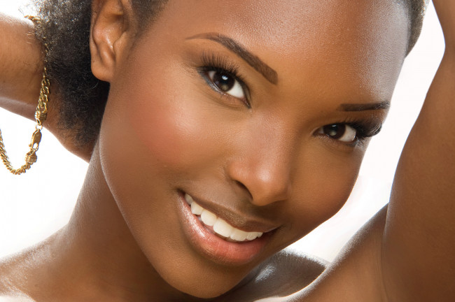 Обои картинки фото девушки, -unsort , лица,  портреты, брюнетка, взгляд, лицо, макияж, мулатка, девушка, портрет