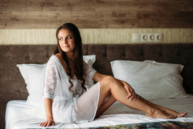 Обои картинки фото девушки, -unsort , брюнетки, темноволосые, шатенка, улыбка, белье, пеньюар, постель