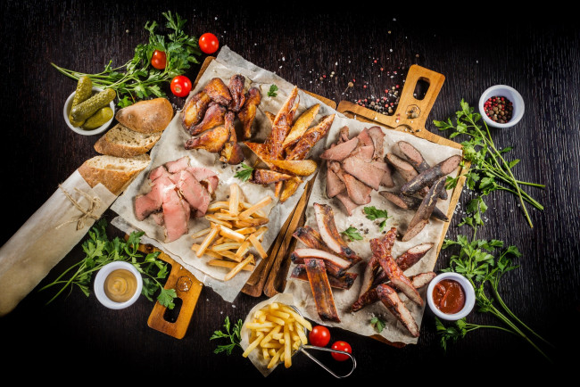 Обои картинки фото еда, мясные блюда, колбаски, ассорти, картофель, закуска, огурцы, соус, помидоры, мясо, зелень