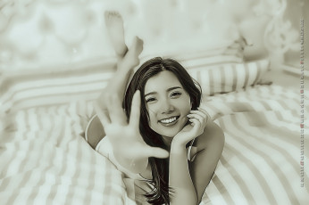 обоя календари, компьютерный дизайн, calendar, жест, улыбка, постель, девушка, 2019, азиатка