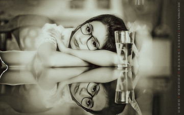 обоя календари, компьютерный дизайн, стакан, очки, 2019, отражение, девушка, взгляд, calendar