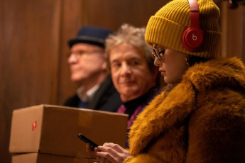 Картинка кино+фильмы only+murders+in+the+building+ сериал девушка шапка наушники телефон шуба мужчины коробка лифт