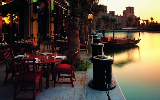 Обои картинки фото города, - улицы,  площади,  набережные, кафе, столики, река, лодки, городской вид, ресторан, закат
