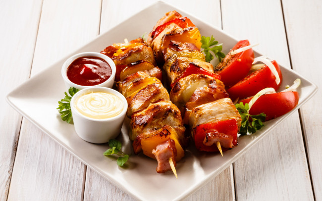 Обои картинки фото еда, шашлык,  барбекю, помидоры, соус