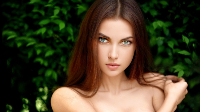 Обои картинки фото девушки, - лица,  портреты, шатенка, лицо, кусты