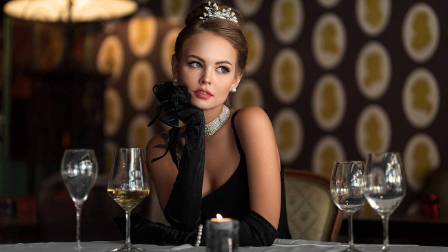 Обои картинки фото девушки, анастасия щеглова, шатенка, диадема, украшения, перчатки, ожерелье, платье, стол, бокалы