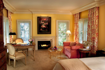 Картинка интерьер спальня светильники картина стол стулья шторы камин