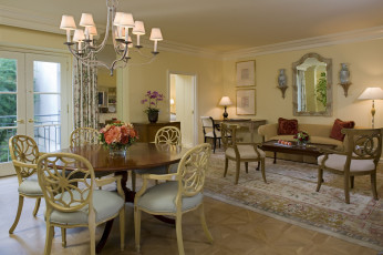 Картинка интерьер гостиная столы стулья диван