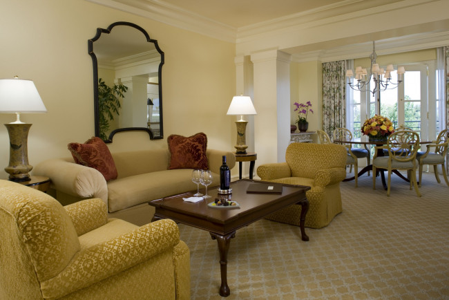 Обои картинки фото интерьер, гостиная, светильники, зеркало, подушки, диван, стулья, стол