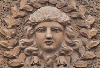 Картинка разное рельефы статуи музейные экспонаты венок лицо стена