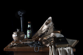 Картинка разное кости рентген бусы пиво чаша библия монеты эклектика часы череп натюрморт