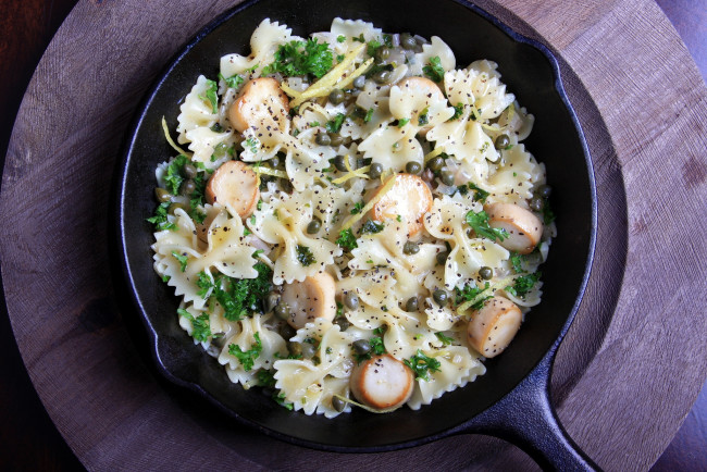 Обои картинки фото еда, макаронные, блюда, бантики, каперсы, колбаски, сковорода