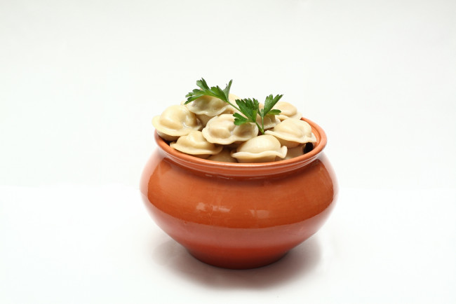 Обои картинки фото еда, пельмени, манты, вареники, петрушка, горшочек