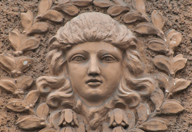 Обои картинки фото разное, рельефы, статуи, музейные, экспонаты, венок, лицо, стена