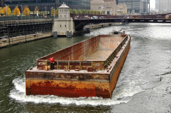 Картинка корабли баржи город река набережная мост баржа