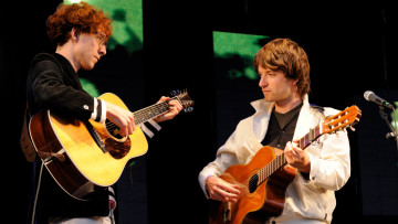 Картинка the kings of convenience музыка микрофон сцена гитары музыканты