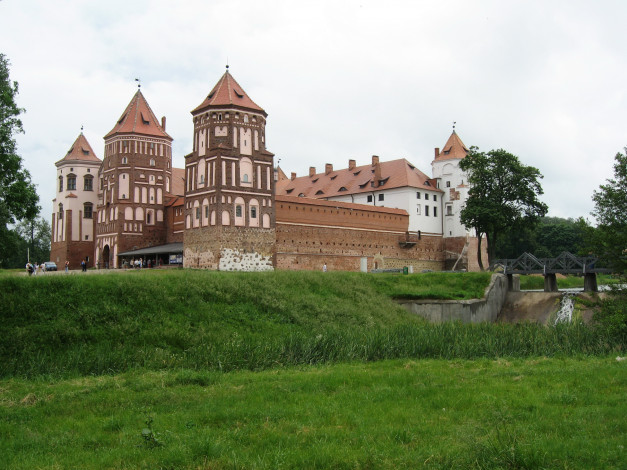Обои картинки фото мирский, замок, беларусь, города, дворцы, замки, крепости, земляной, вал, деревья