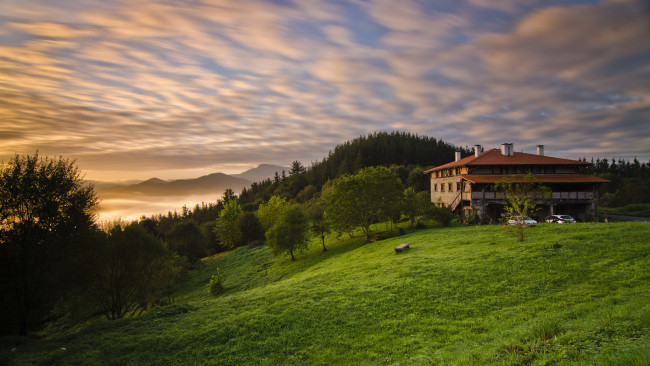 Обои картинки фото города, пейзажи, луг, вилла, деревья, трава, холмы, лес