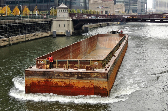 Обои картинки фото корабли, баржи, город, река, набережная, мост, баржа