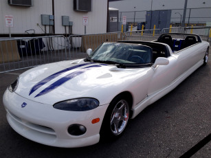 Картинка автомобили выставки+и+уличные+фото white limo viper dodge