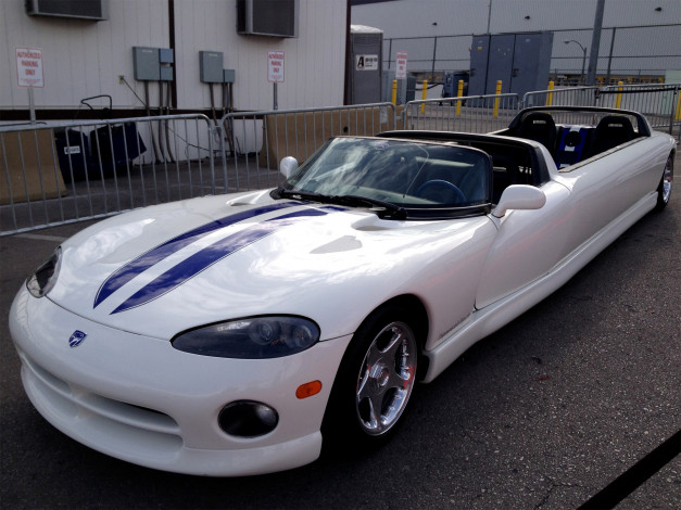 Обои картинки фото автомобили, выставки и уличные фото, white, limo, viper, dodge