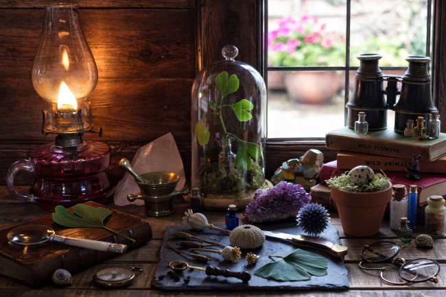 Обои картинки фото разное, предметы быта, нож, бинокль, лампа