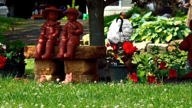 Обои картинки фото разное, садовые и парковые скульптуры, дети, фигуры, лужайка