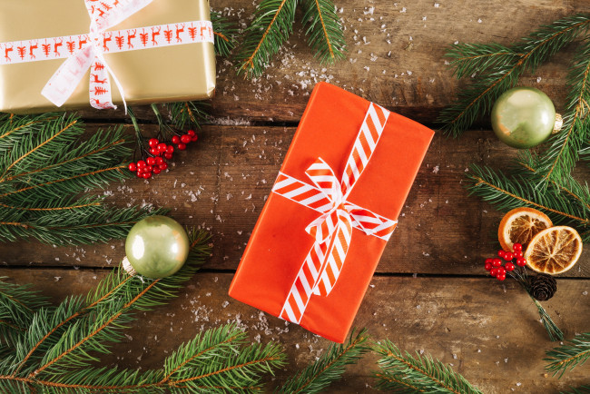 Обои картинки фото праздничные, подарки и коробочки, игрушки, подарки, праздник, ветки, ели, новый, год