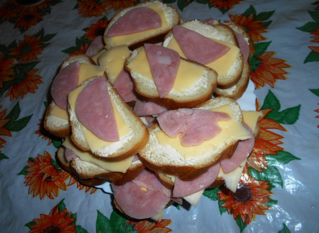 Обои картинки фото еда, бутерброды,  гамбургеры,  канапе, колбаса, хлеб, сыр