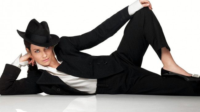Обои картинки фото девушки, evangeline lilly, шляпа, актриса, костюм