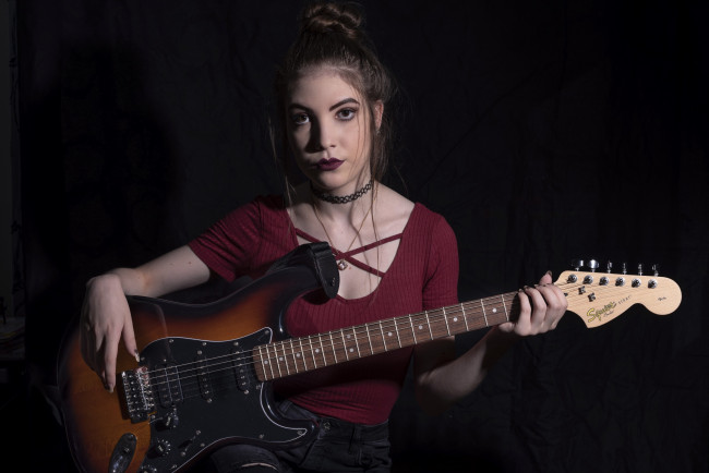 Обои картинки фото музыка, -другое, гитара, emilie, grungie, девушка