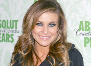 Картинка девушки carmen+electra лицо улыбка шатенка