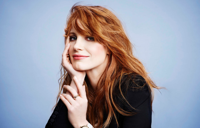 Обои картинки фото jessica chastain, девушки, модель, актриса, девушка, jessica, chastain, улыбка, лицо, взгляд, поза, волосы, рыжая, рыжеволосая, красотка